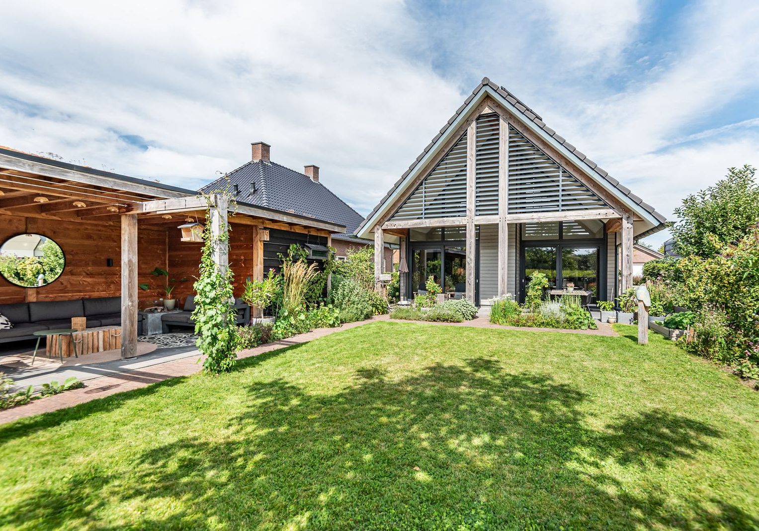 Houten schuurwoning in Gassel met tuin en overkapping