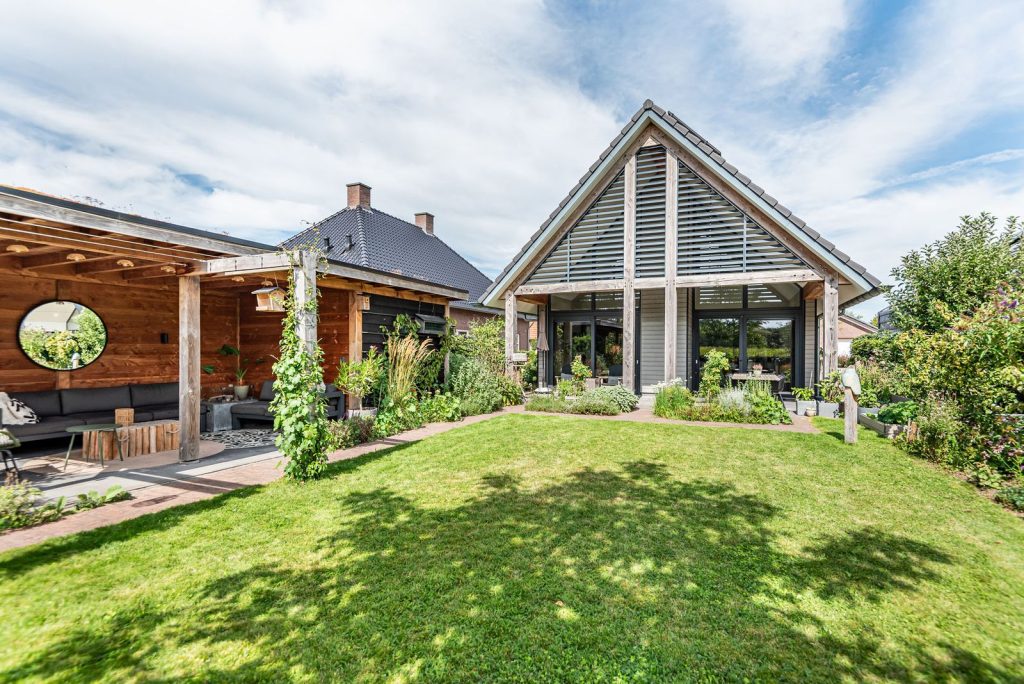Houten schuurwoning in Gassel met tuin en overkapping